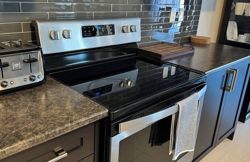 Niagara Falls Casa | Spacious ,comfy house less than 15 mins drive to Niagara Falls and Outlet Mall.