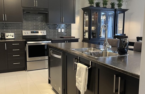Niagara Falls Casa | Spacious ,comfy house less than 15 mins drive to Niagara Falls and Outlet Mall.