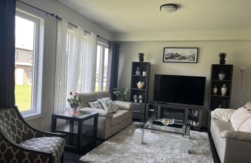 Thorold Villa | Spacious,comfy house,less than 15 mins to Niagara Falls