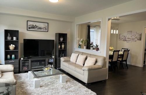 Thorold Villa | Spacious,comfy house,less than 15 mins to Niagara Falls