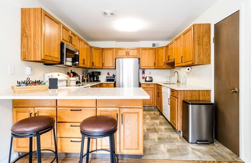 Lake Michigan Beach Condominio | Spacious Condo, Outdoor Heated Pool, Walk to Private Beach