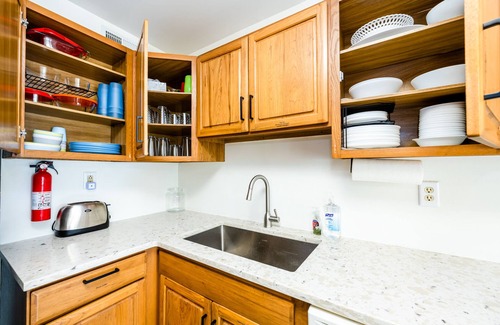 Lake Michigan Beach Condominio | Spacious Condo, Outdoor Heated Pool, Walk to Private Beach