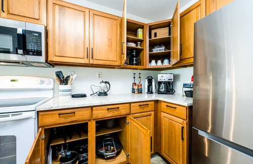 Lake Michigan Beach Condominio | Spacious Condo, Outdoor Heated Pool, Walk to Private Beach