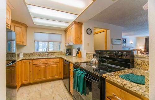 Island Park Condominio | Spacious condo near the National Parks
