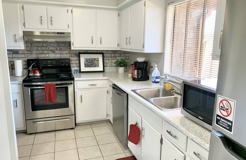 Tougaloo Condominio | Spacious Condo w/ Patio! Near Mall & Reservoir w/ Garage & Outdoor Games