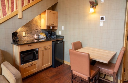 Banff Condominio | Amplio condominio con balcón | Grotto Style Hot Pools and Sauna!