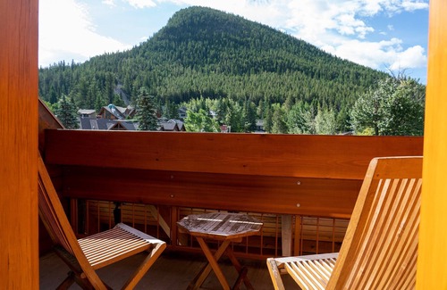 Banff Condominio | Amplio condominio con balcón | Grotto Style Hot Pools and Sauna!
