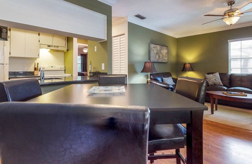 Bayshore Gardens Condominio | ¡NUEVO LISTADO! Amplio condominio con balcón, cocina y WiFi gratis, cerca de tiendas / restaurantes
