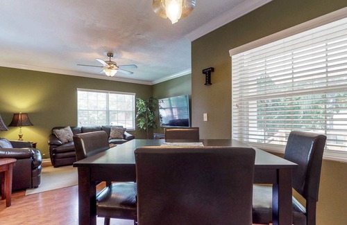 Bayshore Gardens Condominio | ¡NUEVO LISTADO! Amplio condominio con balcón, cocina y WiFi gratis, cerca de tiendas / restaurantes