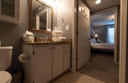 Gulf Shores Condominio | Spacious Condo With Pool - 4 Miles To Beach, 3br 3 Bedroom Condo by Redawning