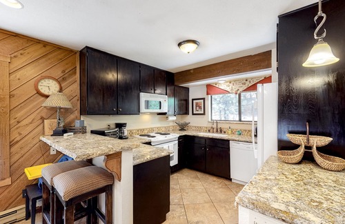 Lakeshore Condominio | Amplio condominio con piscina compartida y jacuzzi - cerca de Huntington Lake y China Peak