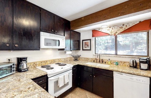 Lakeshore Condominio | Amplio condominio con piscina compartida y jacuzzi - cerca de Huntington Lake y China Peak