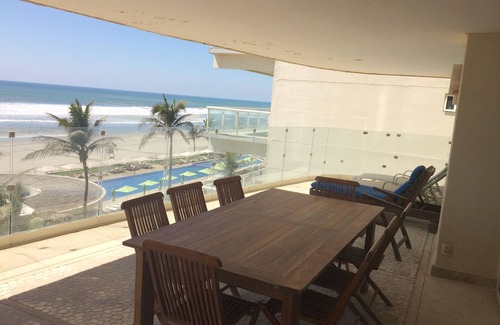 Diamante Condominio | Amplio condominio con espectacular vista al mar, acceso a la playa y piscina, capacidad para 10