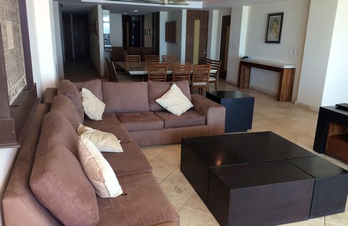 Diamante Condominio | Amplio condominio con espectacular vista al mar, acceso a la playa y piscina, capacidad para 10