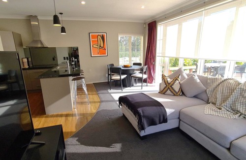 Tamahere Cabaña | Spacious Contemporary Retreat
