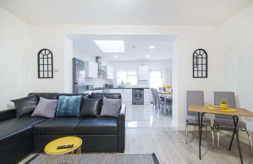 Becontree Casa | Spacious contractor family groups free parking