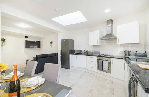 Becontree Casa | Spacious contractor family groups free parking