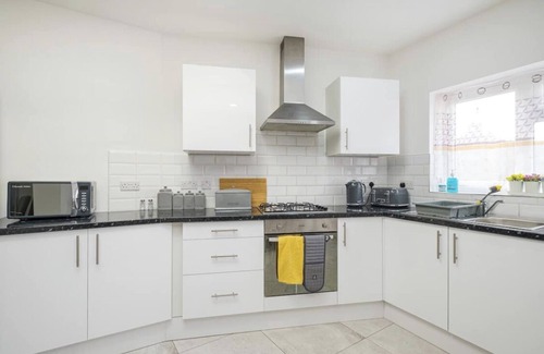 Becontree Casa | Spacious contractor family groups free parking