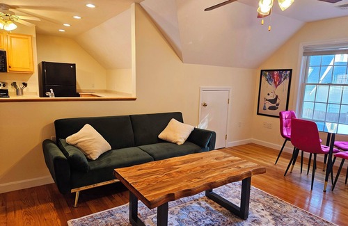 Melrose Casa | Spacious & Convenient 1BR unit-20min to Boston