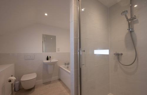 West Down Casa | Spacious converted barn with large garden and hot tub - 10mn from surfing beach!