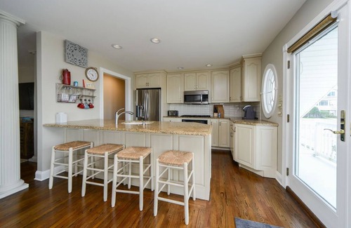 South End Condominio | Spacious Corner Property! One house off the beach