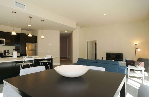 Downtown Apartamento | The Americana at Brand- Amplio 2 BR / 2BA con patio que conduce a la piscina.