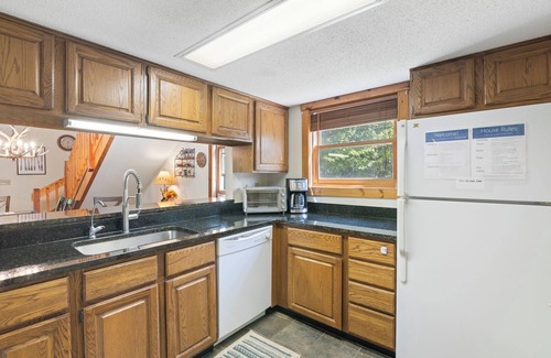 West Dover Casa | Spacious Corner Townhouse from Mt. Snow! Private hot tub!