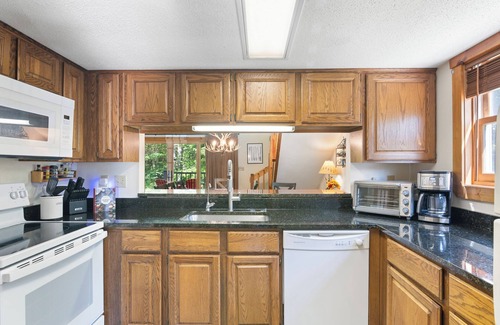West Dover Casa | Spacious Corner Townhouse from Mt. Snow! Private hot tub!