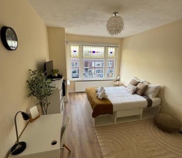 Laak Casa | Spacious Cosy Room With Private Bathroom