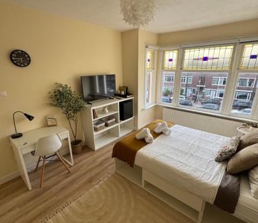 Laak Casa | Spacious Cosy Room With Private Bathroom