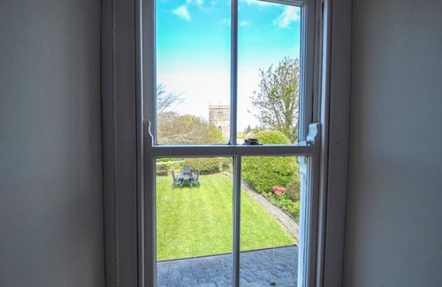 St Davids Cabaña | Spacious cottage in the heart of St Davids overlooking cathedral with parking .