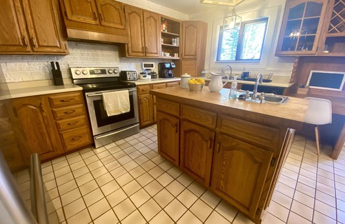Algoma District Cabaña | Spacious Cottage On Lake with Beach, Fire Pit, Kayaks, Pedal Boat & More!!