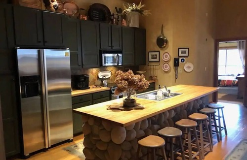 Camdenton Cabaña | Spacious Cottage on Golfing Resort w/ Ice Skating & More