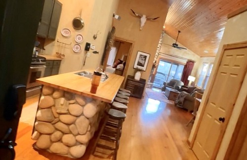 Camdenton Cabaña | Spacious Cottage on Golfing Resort w/ Ice Skating & More