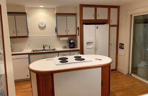 Bass Harbor Casa | Casa espaciosa con vistas al puerto de Bass con amplio jardín delantero