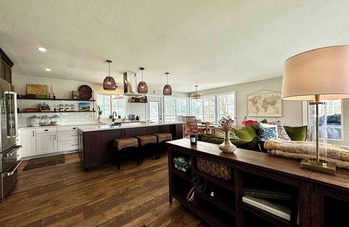 Somers Cabaña | Spacious Cottage - pond/mountain views/fenced yard