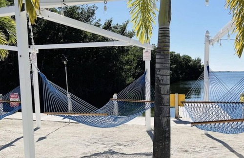 Key Largo Alquiler De RV | Spacious cottage - the Calusa campground-keylargo-pool