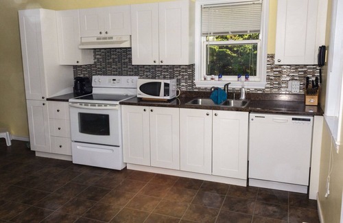 Canoe Cove Cabaña | Spacious Cottage with Backyard Built for Hosting
