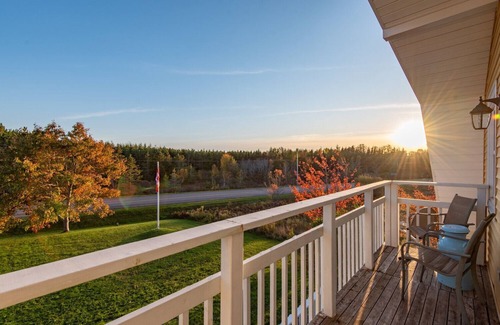 Canoe Cove Cabaña | Spacious Cottage with Backyard Built for Hosting