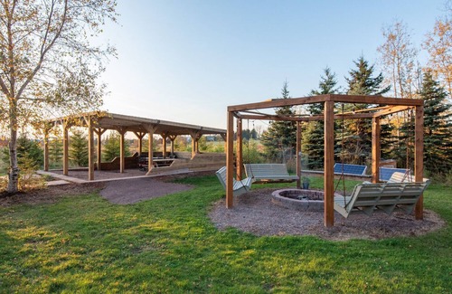 Canoe Cove Cabaña | Spacious Cottage with Backyard Built for Hosting