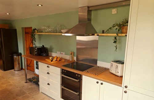 Holsworthy Casa | Spacious Countryside Escape in Devon with Hot Tub & Dog-friendly – Sleeps 10
