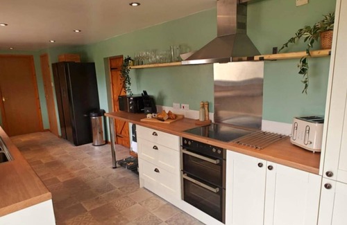 Holsworthy Casa | Spacious Countryside Escape in Devon with Hot Tub & Dog-friendly – Sleeps 10