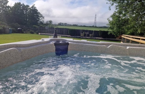 Holsworthy Casa | Spacious Countryside Escape in Devon with Hot Tub & Dog-friendly – Sleeps 10