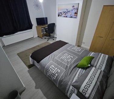 Newark upon Trent Casa | Spacious cozy double room with own bathroom and toilet