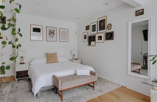 North Chesterfield Casa | Spacious & Cozy Modern Art Suite - Centrally Located!