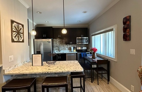 Malden Apartamento | Spacious, Cozy, near T station -Private Parking -Free Wifi -Washer & Dryer - AC