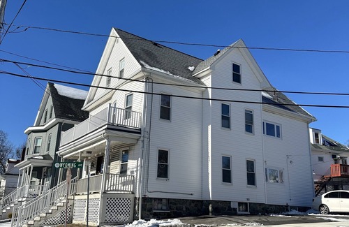 Malden Apartamento | Spacious, Cozy, near T station -Private Parking -Free Wifi -Washer & Dryer - AC