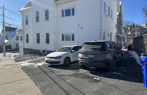 Malden Apartamento | Spacious, Cozy, near T station -Private Parking -Free Wifi -Washer & Dryer - AC