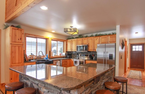 Thompsonville Cabina | Spacious Crystal Mountain Resort Cabin w/ Game Rm! Minutes to Ski/Golf/Spa/Pool!