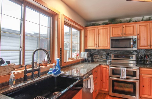 Thompsonville Cabina | Spacious Crystal Mountain Resort Cabin w/ Game Rm! Minutes to Ski/Golf/Spa/Pool!